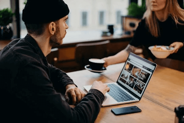 Trabajando en un café: navegación en laptop y café.