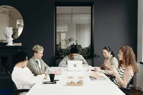 Reunión de equipo en la oficina discutiendo estrategias.